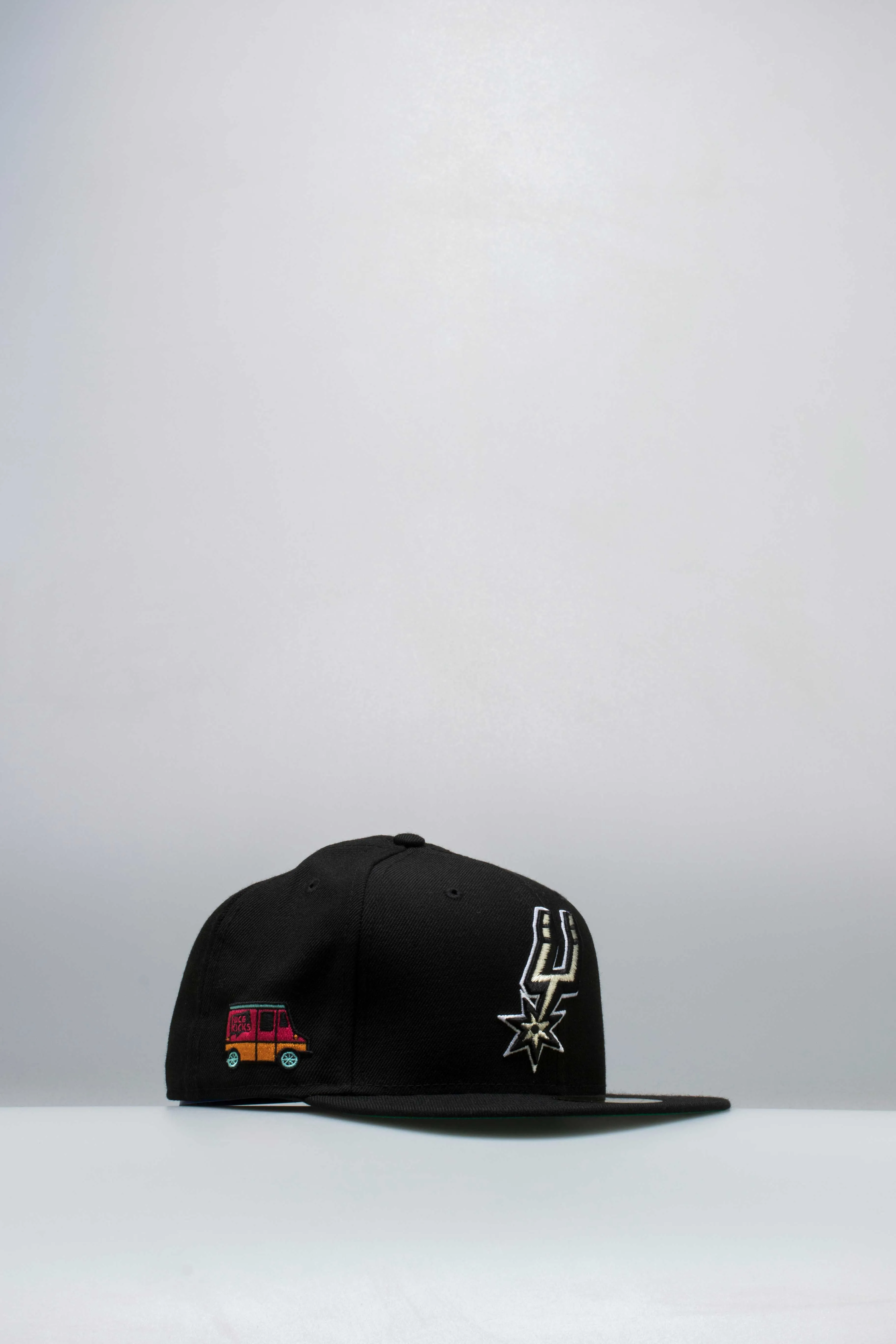 Nice Kicks X New Era San Antonio Spurs NBA Mens Fitted Had - Black/Black